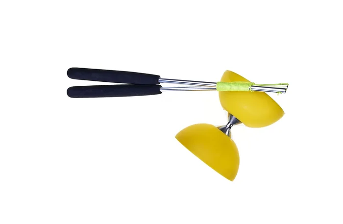 Acrobat 105 Gummi Diabolo mit Aluminium Hand Sticks, Gelb