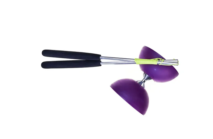 Acrobat 105 Gummi Diabolo mit Aluminium Hand Sticks, Violett
