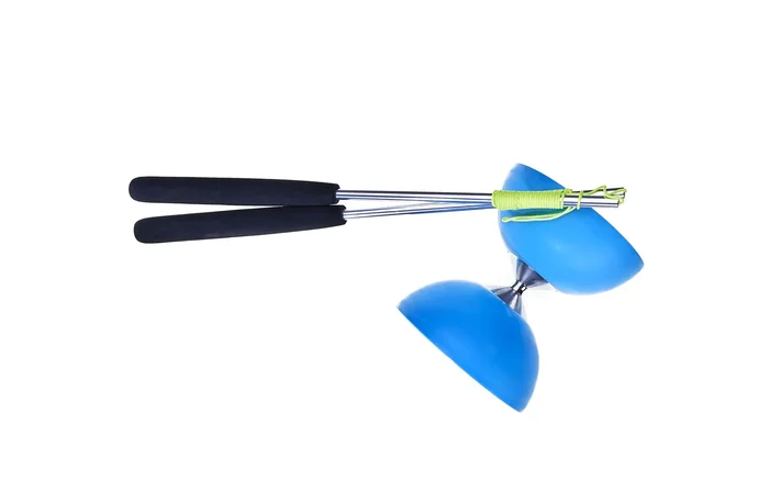 Acrobat 105 Gummi Diabolo mit Aluminium-Handstäben, hellblau