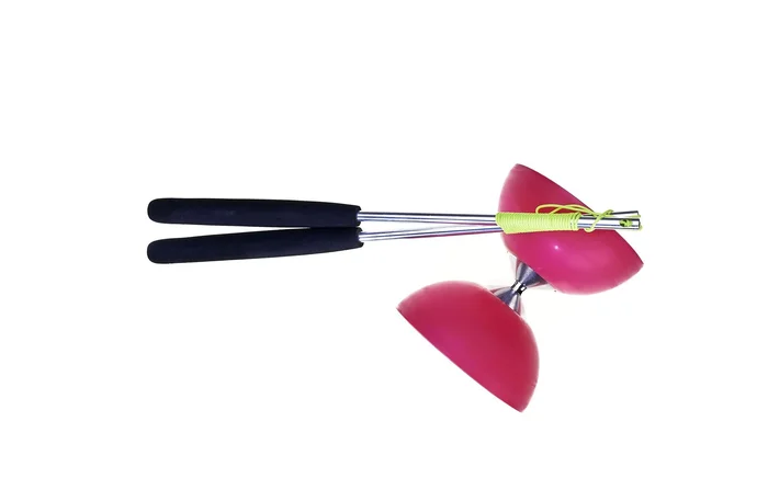 Acrobat 105 Gummi Diabolo mit Aluminium-Handstäben, Rose