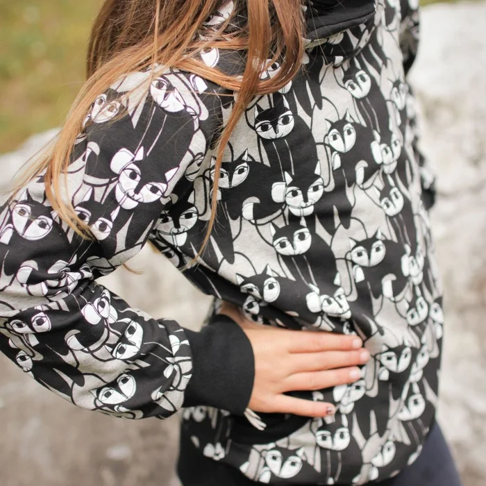 SALE Kinder-Kapuzenpulli mit schwarzen Katzen auf grau, mit Taschen