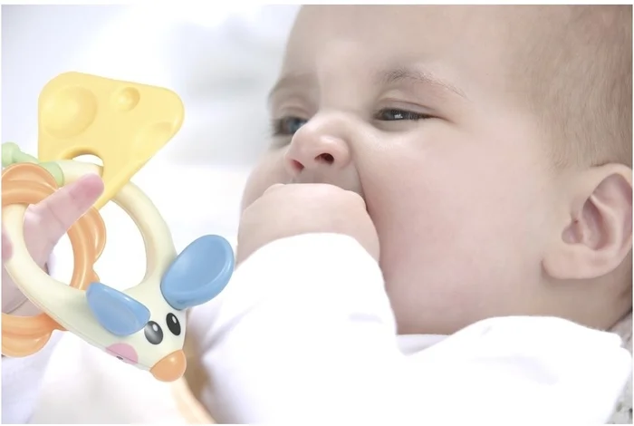 Tolo Baby Maus Rassel – Pastell Farbe
