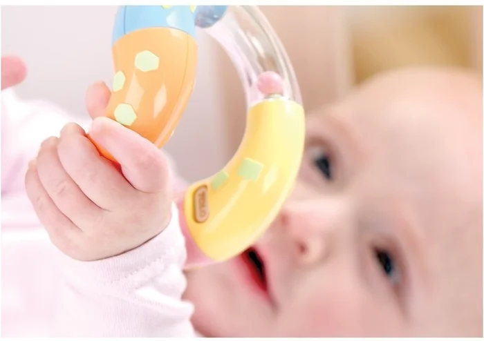 Tolo Baby Rassel Twisted – Pastell Farbe